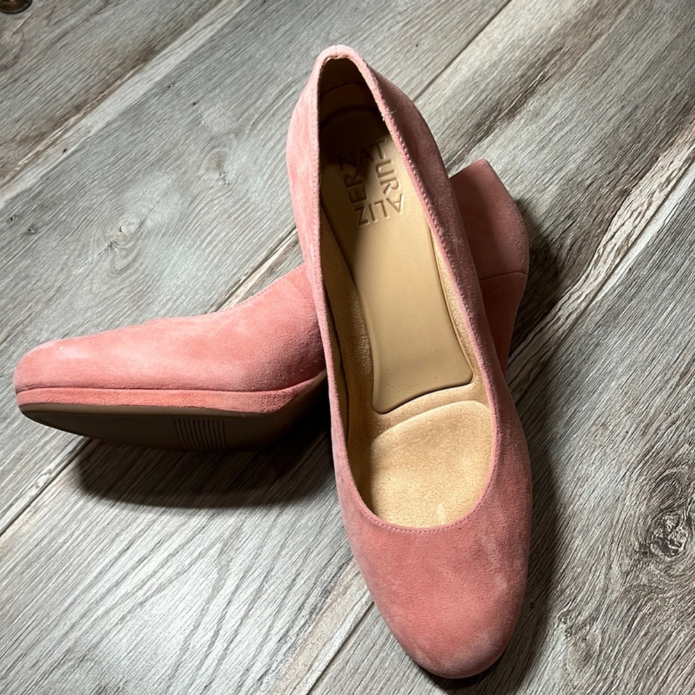 Pink shoes Naturalizer